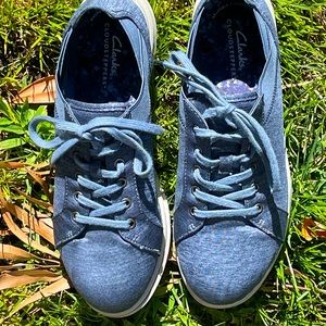 Ladies size 9 Clarks Cloudsteppers Sneakers